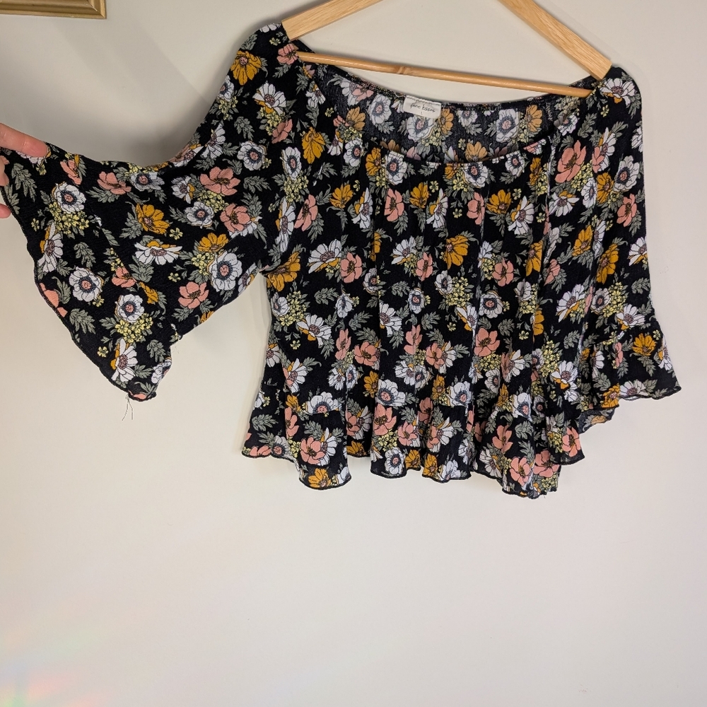 💐Free Kisses Floral Off The Shoulder Crop Top 💐3 For $20💐